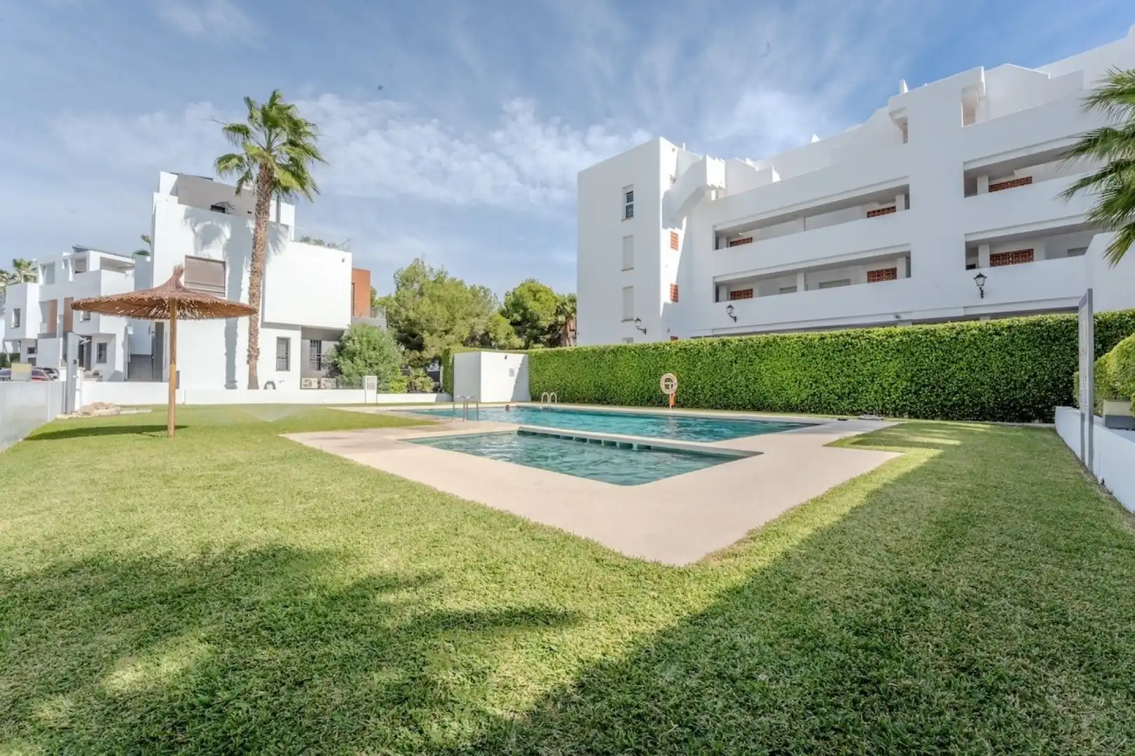 Vista exterior de Casa o xalet en venda en Orihuela amb Aire condicionat, Calefacció i Jardí privat
