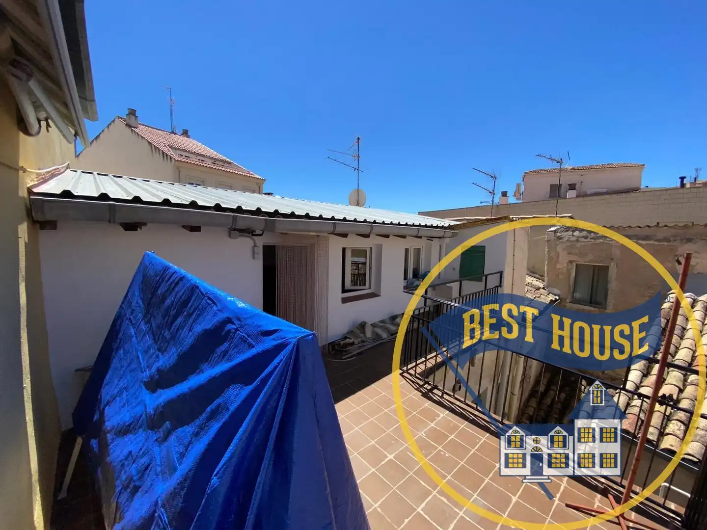 Vista exterior de Piso para compartir en Cuenca con Calefacción, Terraza y Amueblado