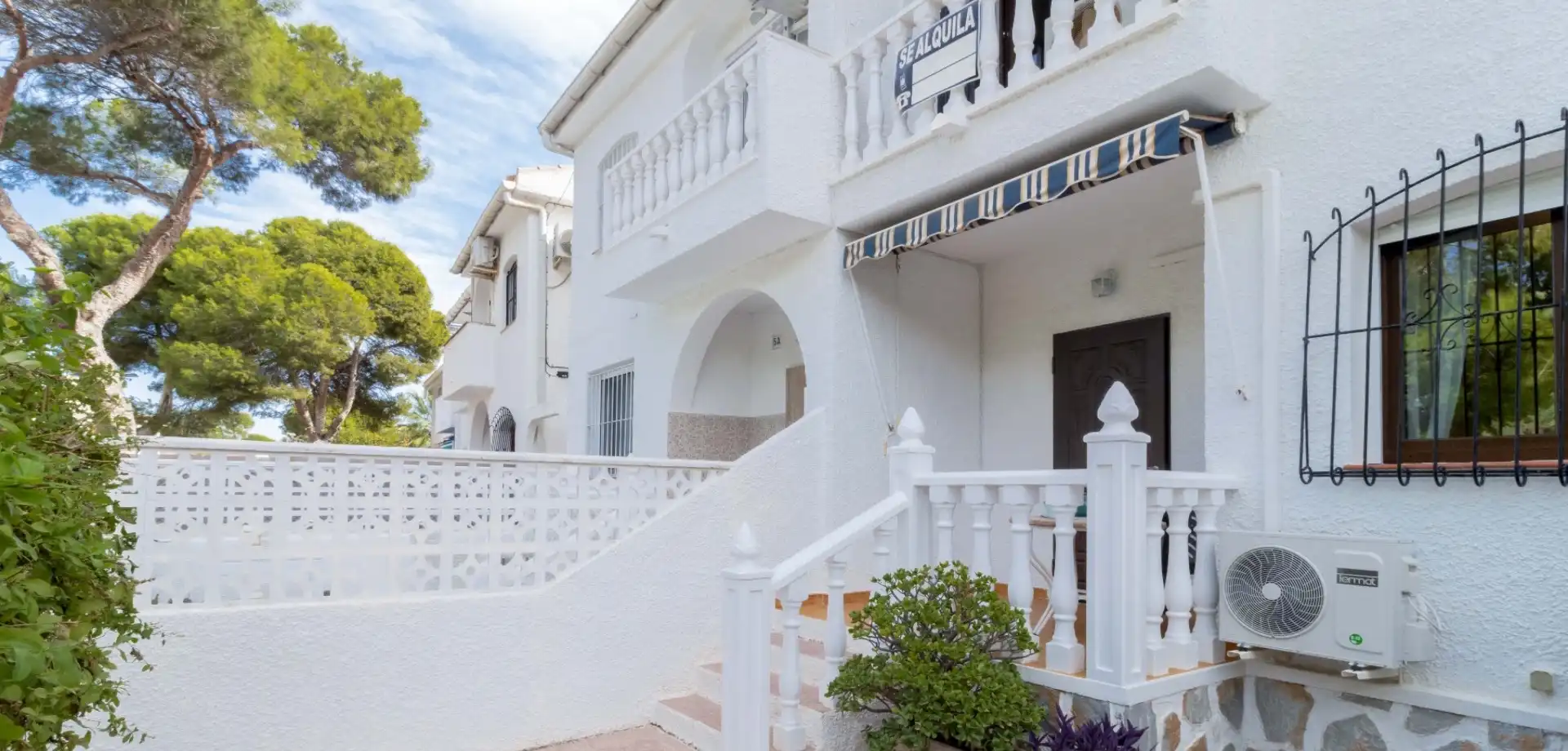 Vista exterior de Casa o xalet en venda en Orihuela amb Aire condicionat, Terrassa i Moblat