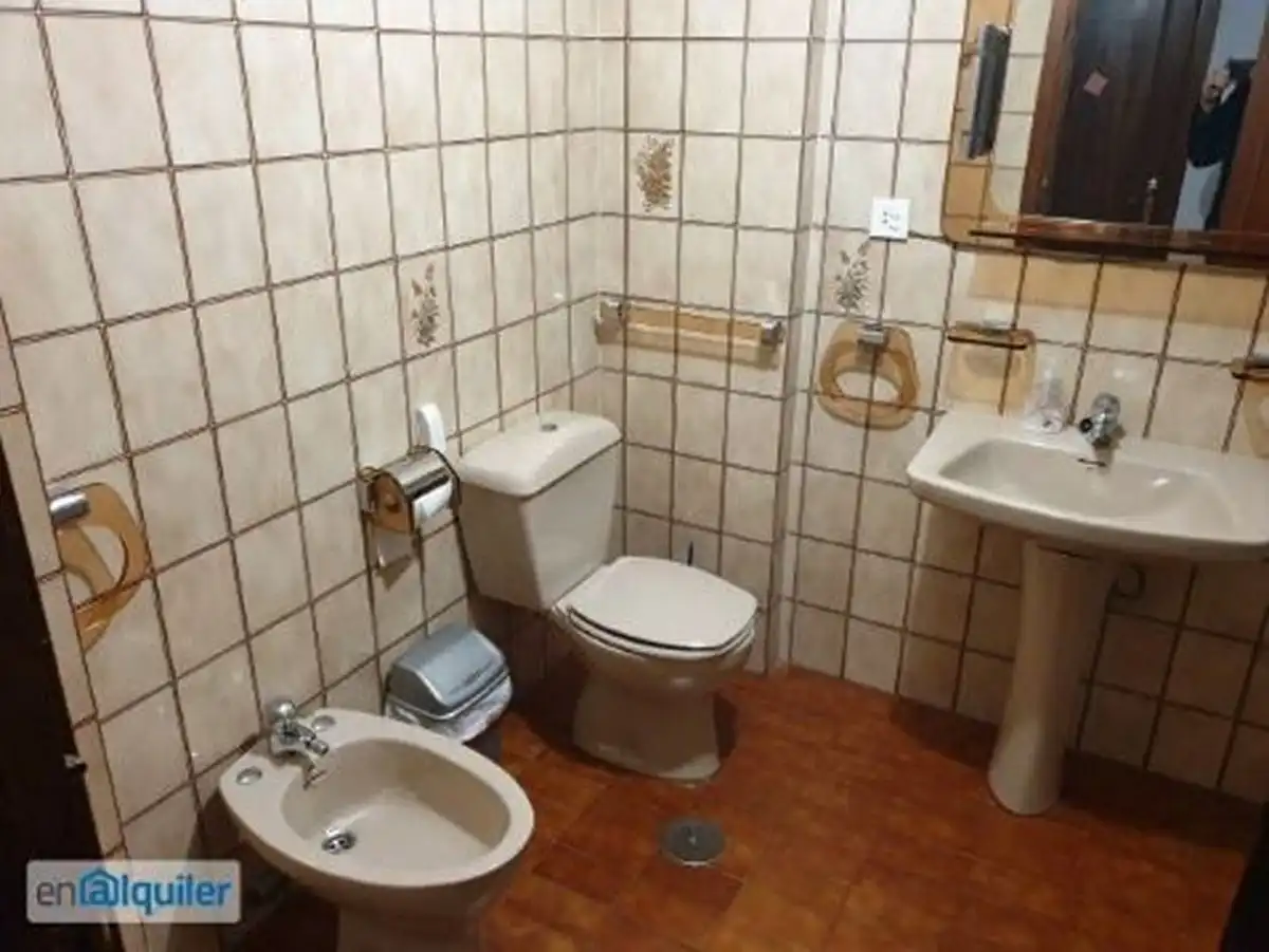 Bathroom of Flat for rent in Granada  with Heating, Terrace and Furnished