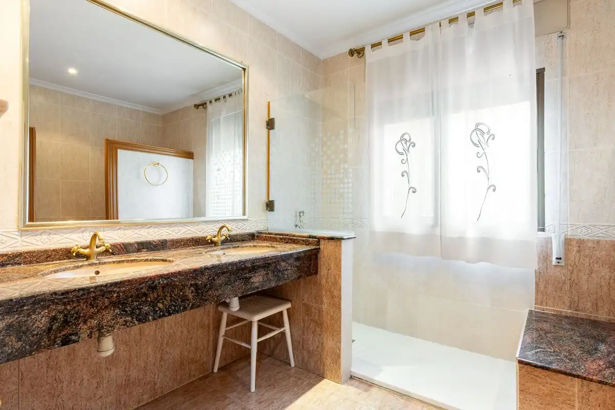 Bathroom of Houses for sale in Torrent  with Air Conditioner, Heating and Private garden