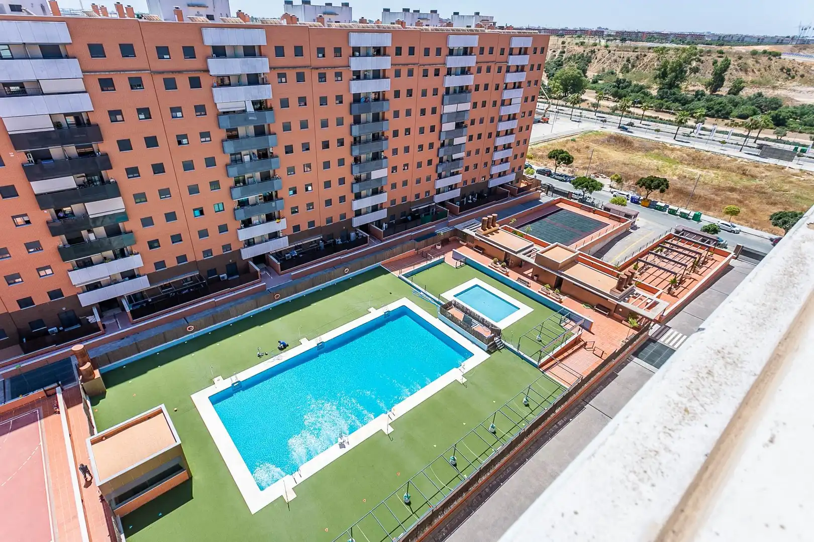 Schwimmbecken von Wohnung zum Verkauf in Dos Hermanas mit Klimaanlage, Terrasse und Abstellraum
