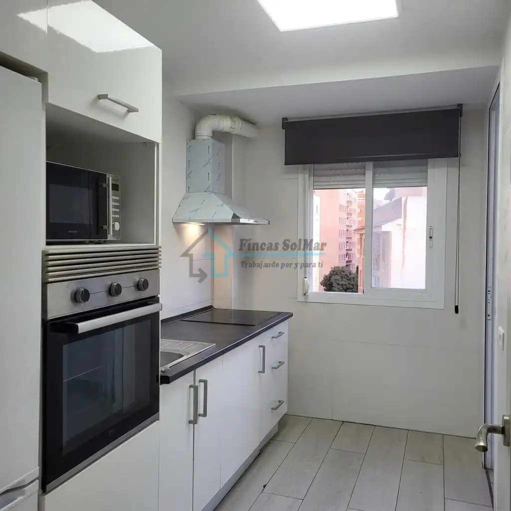 Cuina de Apartament en venda en Castellón de la Plana / Castelló de la Plana amb Moblat i Balcó