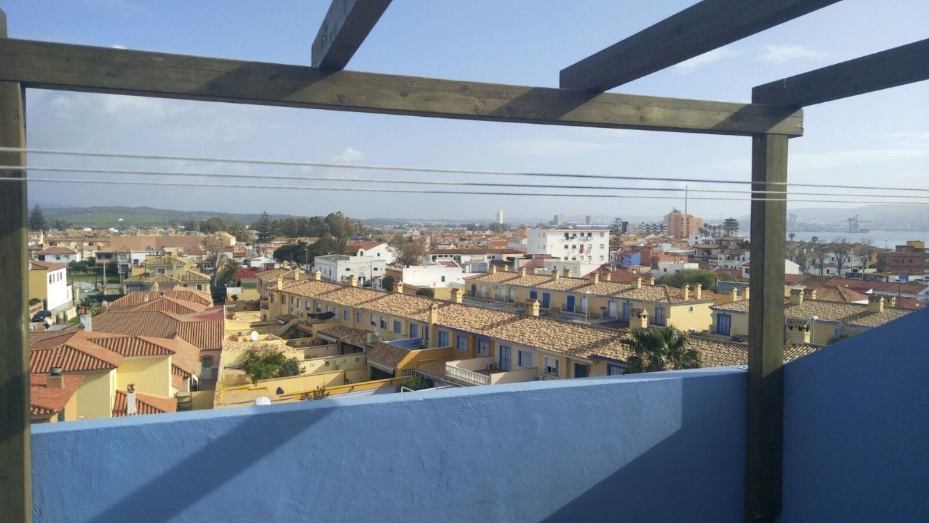 Vista exterior de Dúplex de lloguer en Algeciras amb Moblat i Piscina comunitària