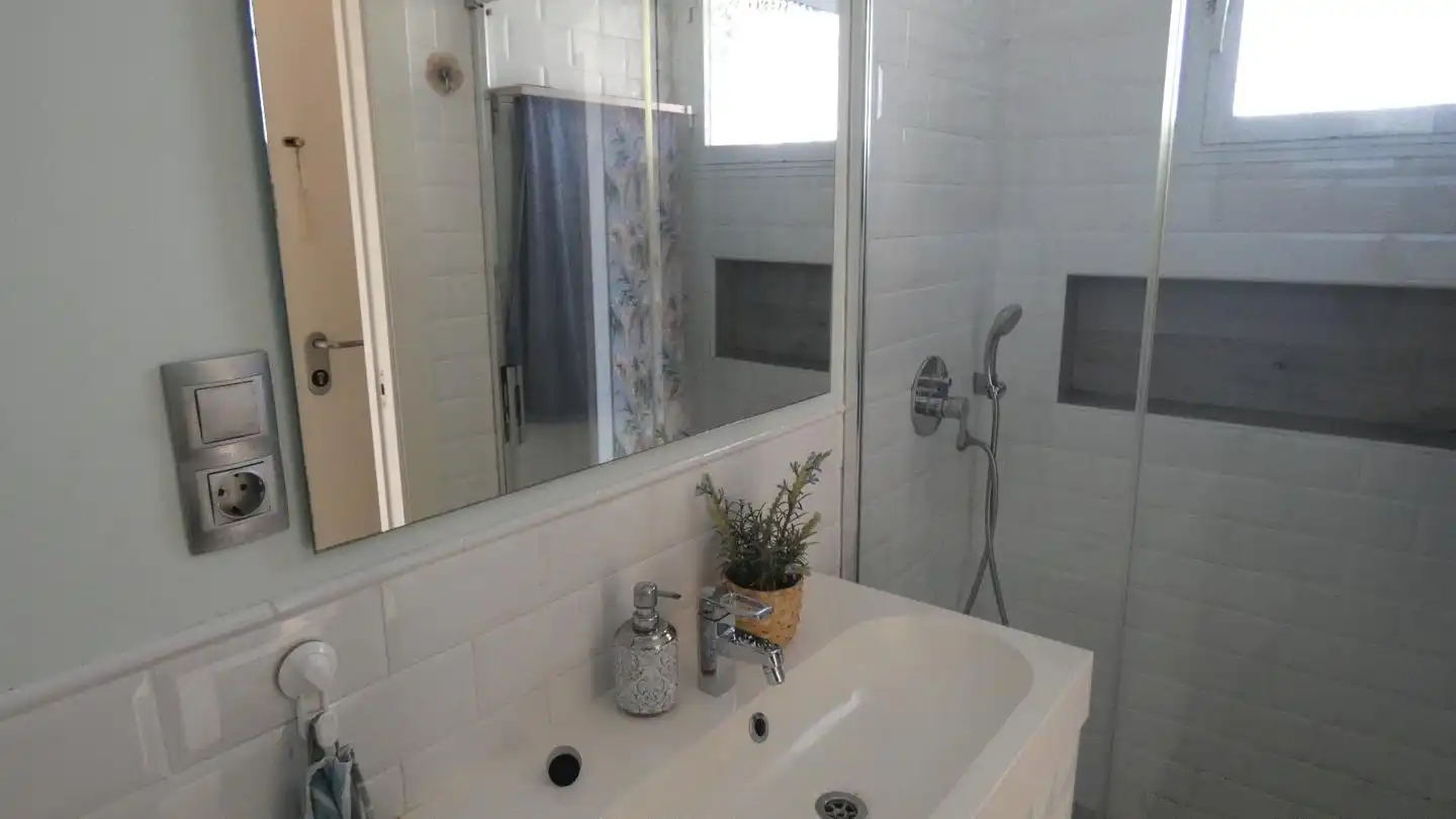 Badezimmer von Einfamilien-Reihenhaus zum Verkauf in Benalmádena mit Klimaanlage, Privatgarten und Gemeinschaftspool