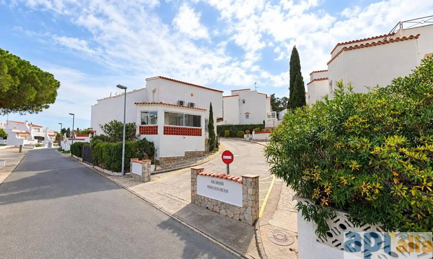 Vista exterior de Casa o xalet en venda en Roses amb Calefacció, Jardí privat i Terrassa