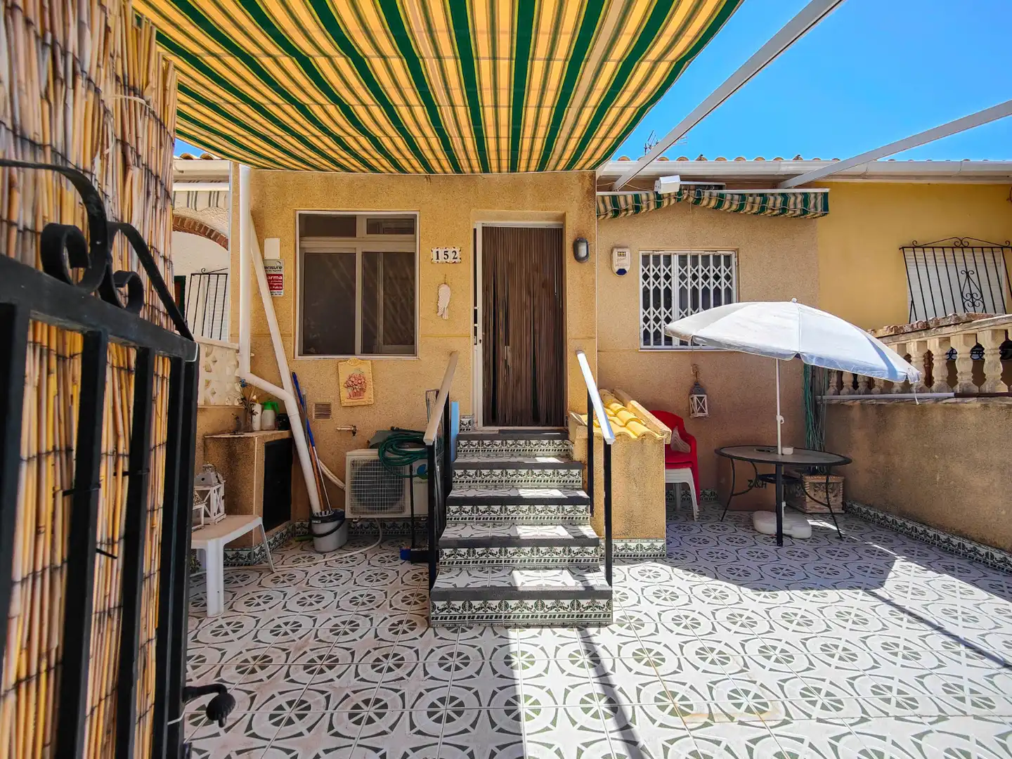 Vista exterior de Casa adosada de alquiler en Torrevieja con Aire acondicionado, Jardín privado y Terraza