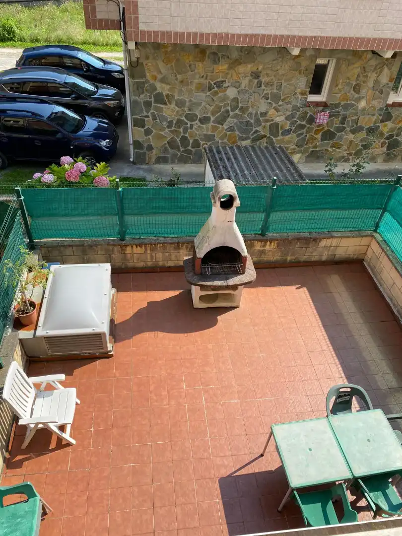 Terrasse von Einfamilien-Reihenhaus zum Verkauf in Castro-Urdiales mit Heizung, Privatgarten und Parkett