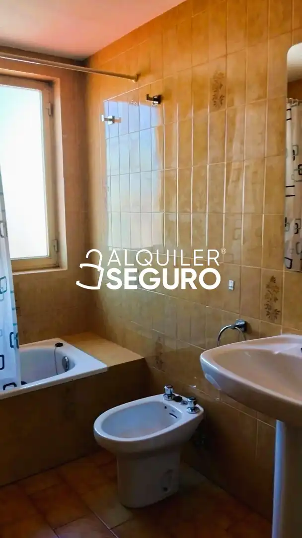 Badezimmer von Wohnung zur Miete in Santa María del Páramo mit Heizung, Terrasse und Möbliert