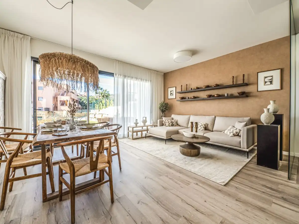 Wohnzimmer von Einfamilien-Reihenhaus zum Verkauf in Manilva mit Klimaanlage, Privatgarten und Schwimmbad