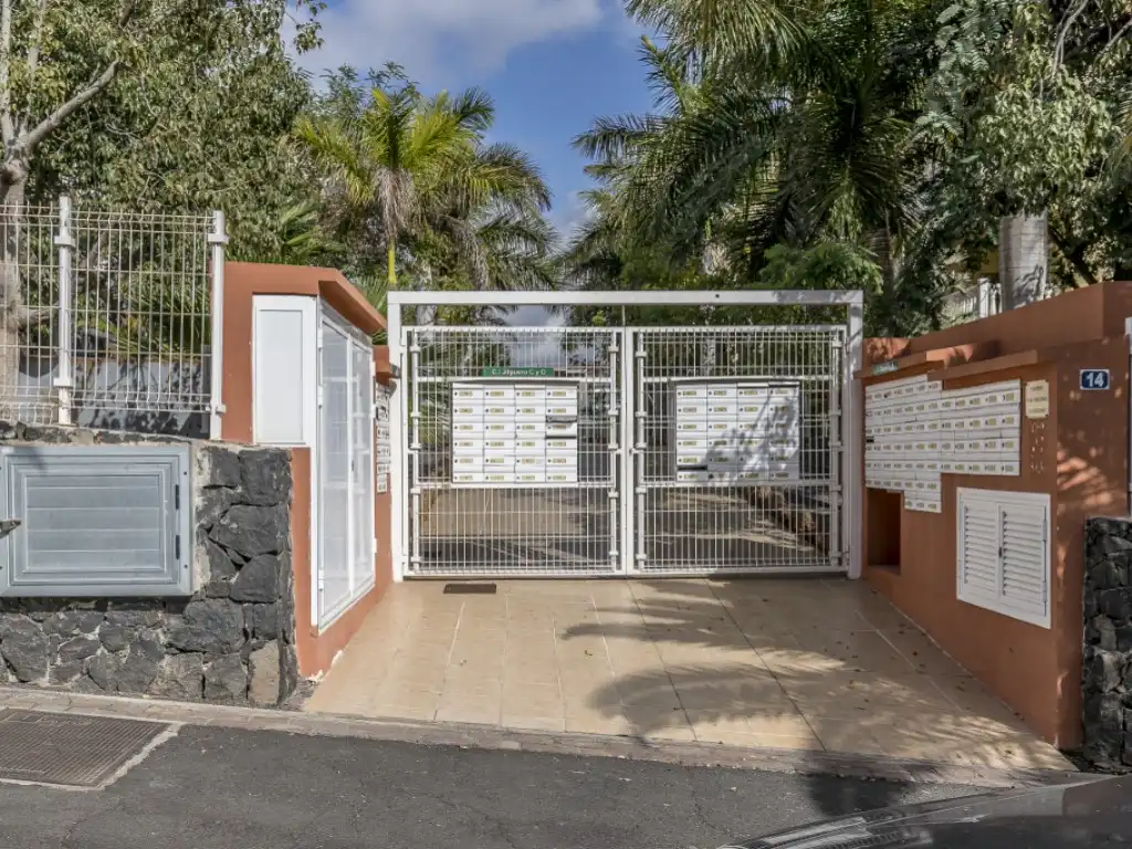 Vista exterior de Àtic en venda en Arona amb Piscina comunitària