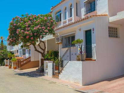 Vista exterior de Casa adosada en venda en Torremolinos amb Aire condicionat, Calefacció i Jardí privat