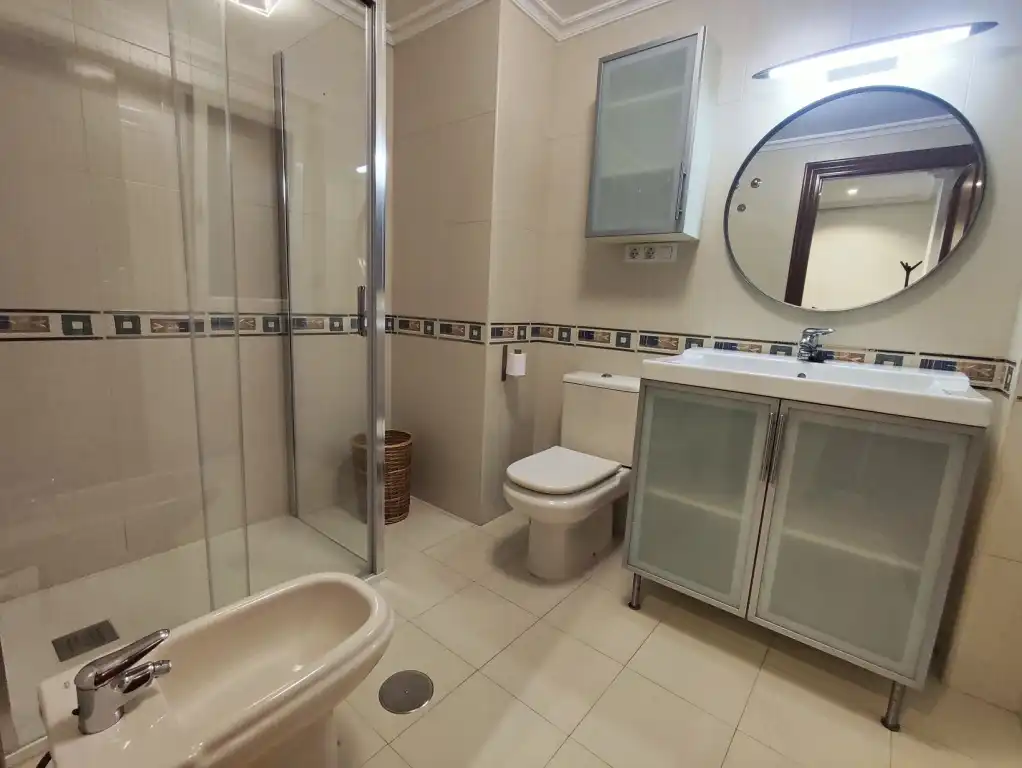 Bany de Apartament en venda en Gijón  amb Calefacció, Parquet i Moblat