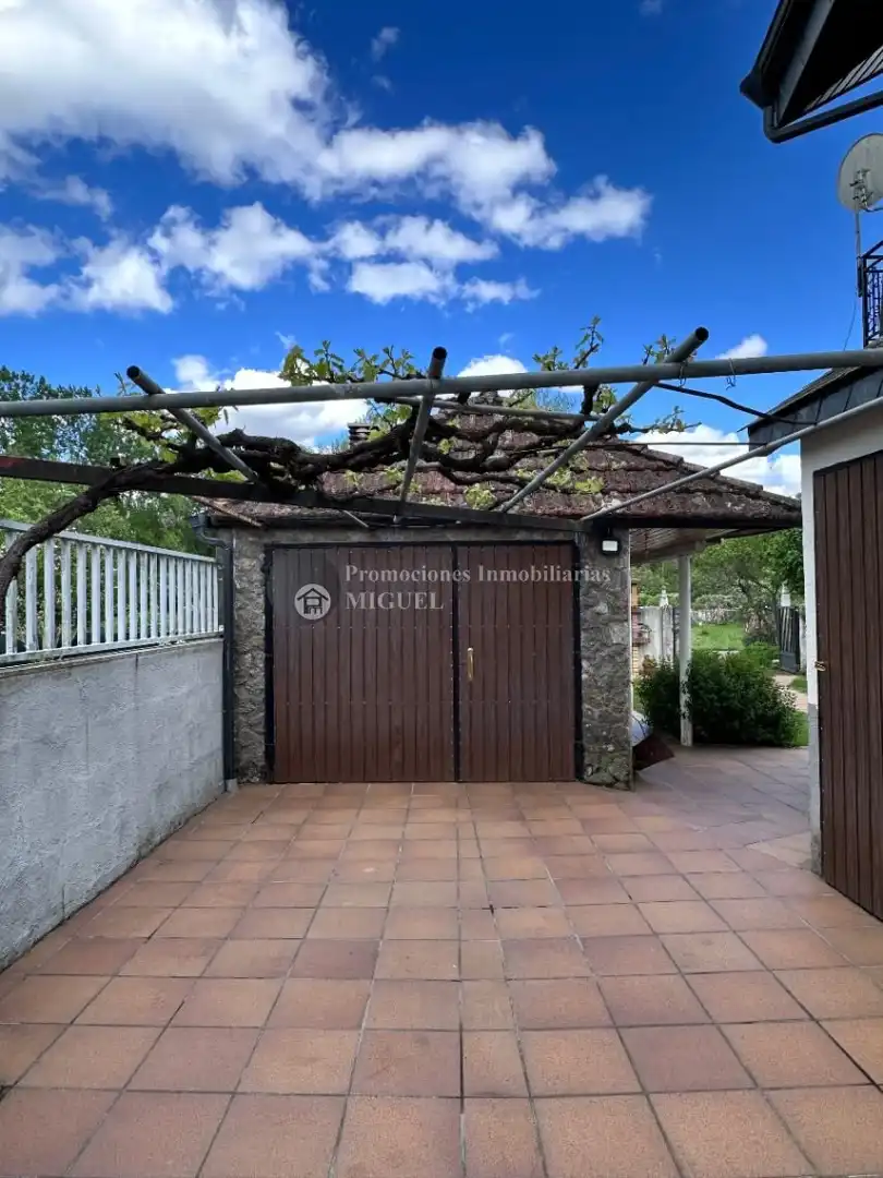 Vista exterior de Casa o xalet en venda en Verín amb Calefacció, Jardí privat i Terrassa