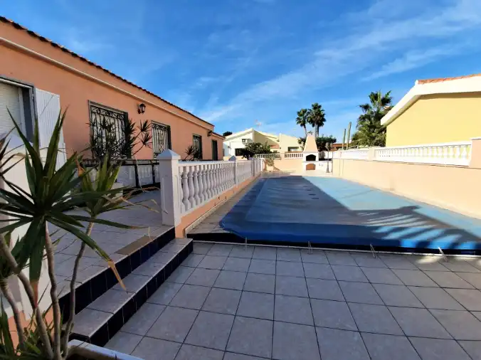 Vista exterior de Casa o chalet en venta en Torrevieja con Aire acondicionado, Calefacción y Jardín privado