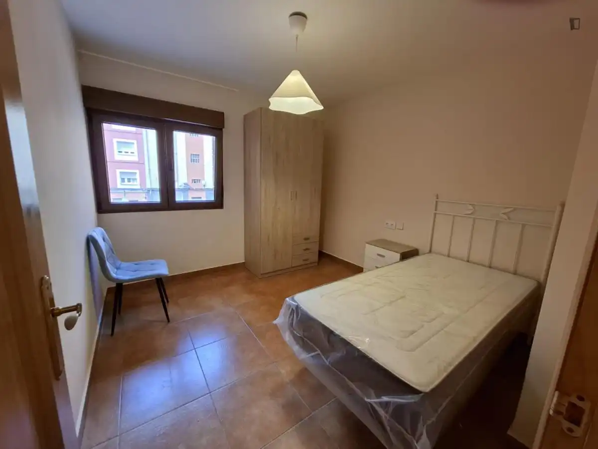 Schlafzimmer von Wohnungen zur untervermieten in Gijón  mit Möbliert, Ofen und Waschmaschine