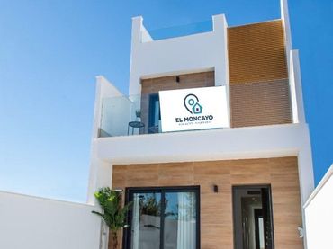 Adosado con balcón en venta en juan martinez montañes
