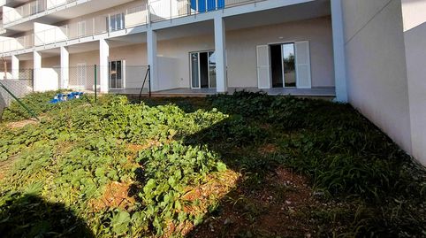 Buscas una planta baja adaptada, de obra nueva, con jardín privado y cerca del mar?