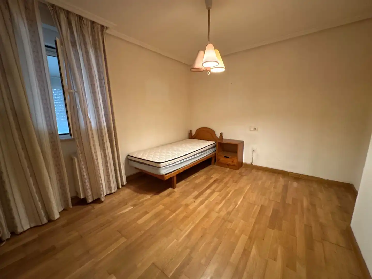 Habitación de Ático en venta en Santa Marta de Tormes con Calefacción, Terraza y Amueblado
