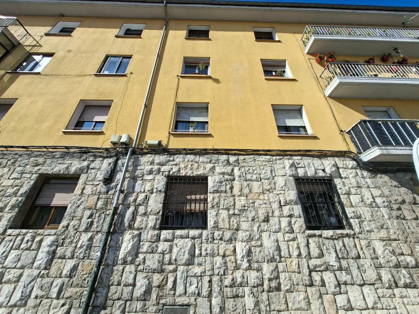 Vista exterior de Planta baja en venta en Oviedo 