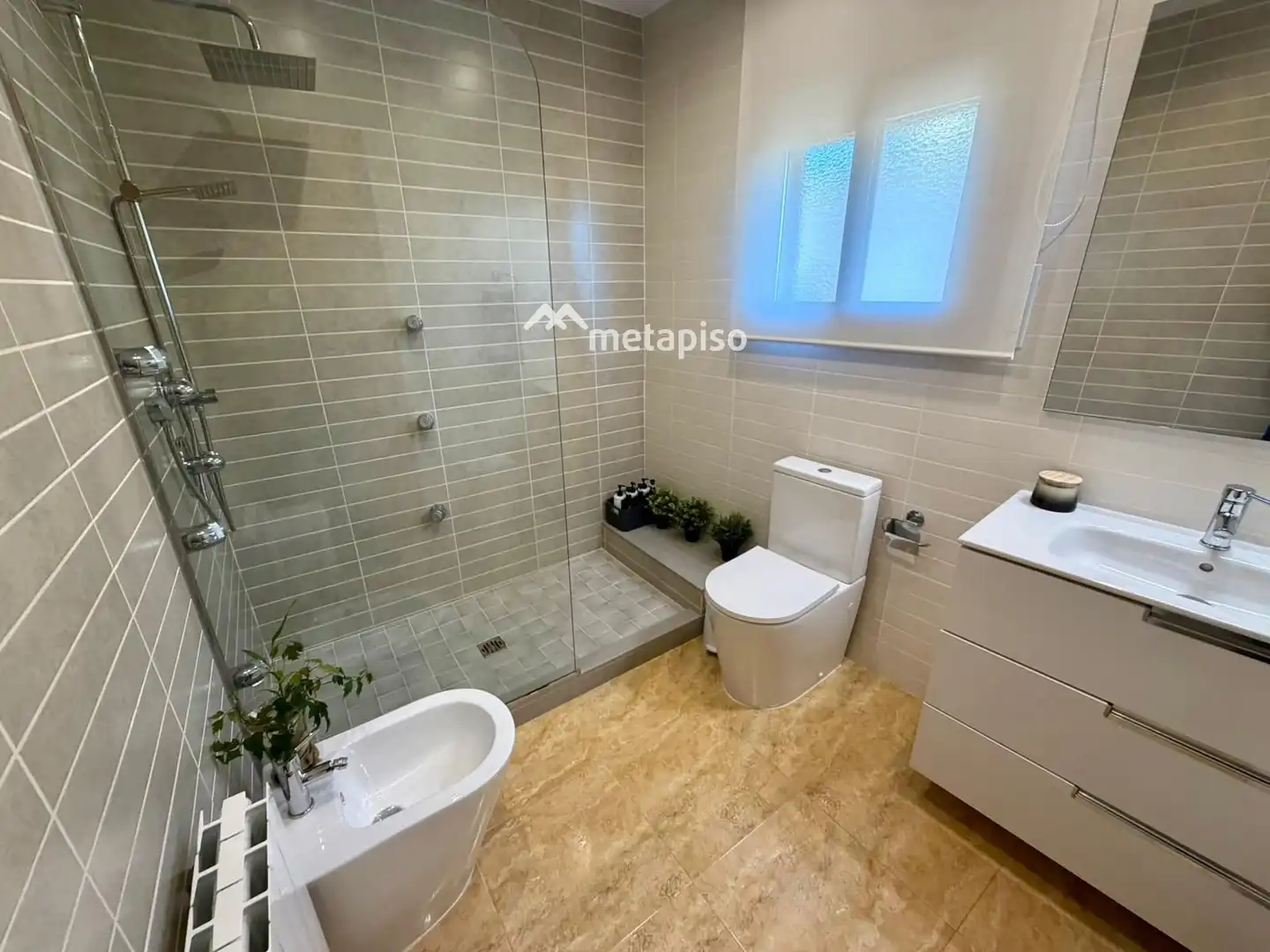 Baño de Casa adosada en venta en Santa Margarida I Els Monjos con Aire acondicionado, Calefacción y Terraza