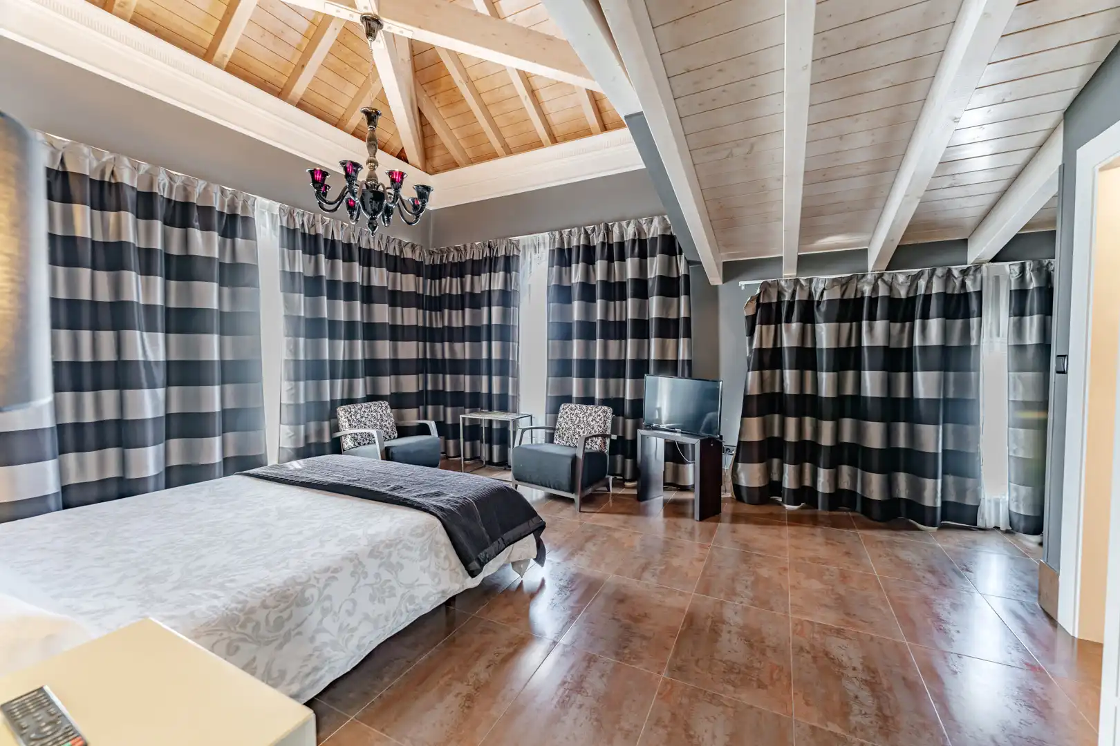 Habitación de Edificio en venta en Valle de Losa con Alarma
