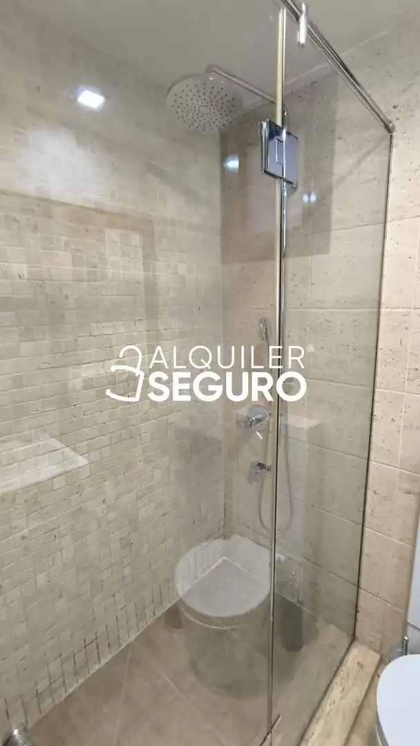 Baño de Piso de alquiler en Sevilla con Aire acondicionado, Calefacción y Amueblado