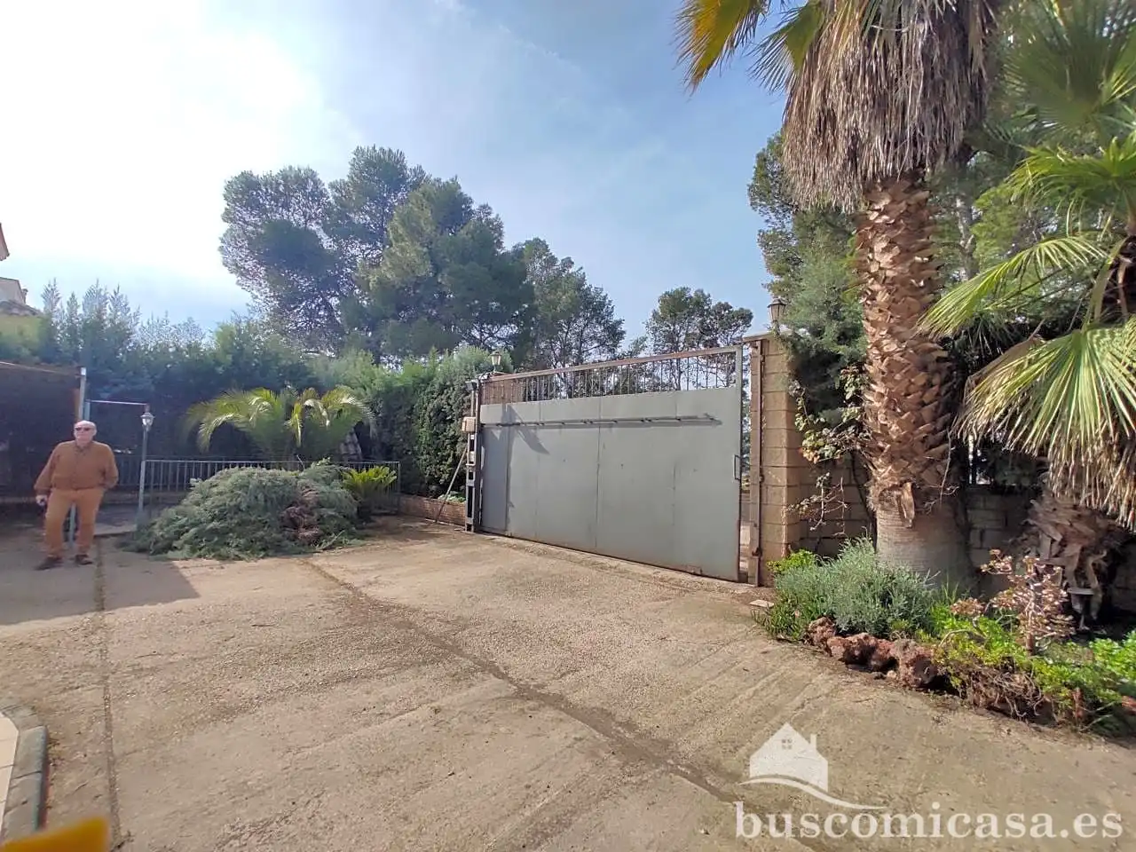 Vista exterior de Casa o xalet en venda en Linares amb Aire condicionat, Calefacció i Jardí privat
