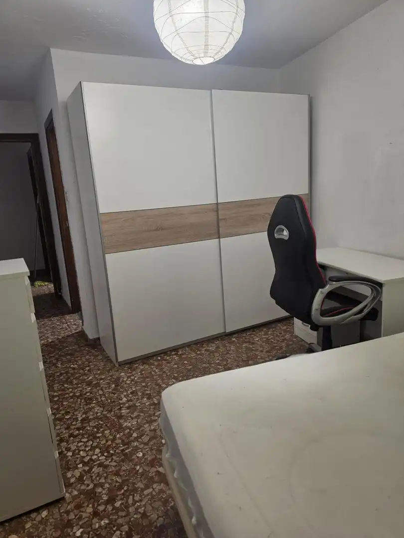 Habitación de Piso de alquiler en Granada con Calefacción, Amueblado y Balcón
