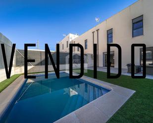Piscina de Casa adosada en venda en Carranque amb Jardí privat, Terrassa i Piscina