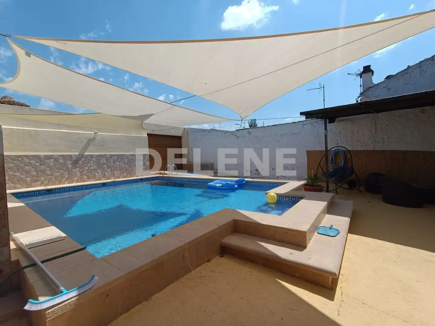 Piscina de Casa adosada en venda en Hellín amb Jardí privat, Traster i Piscina