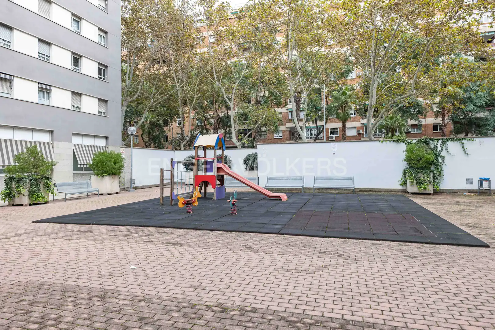 Vista exterior de Pis en venda en Barcelona amb Calefacció, Parquet i Piscina