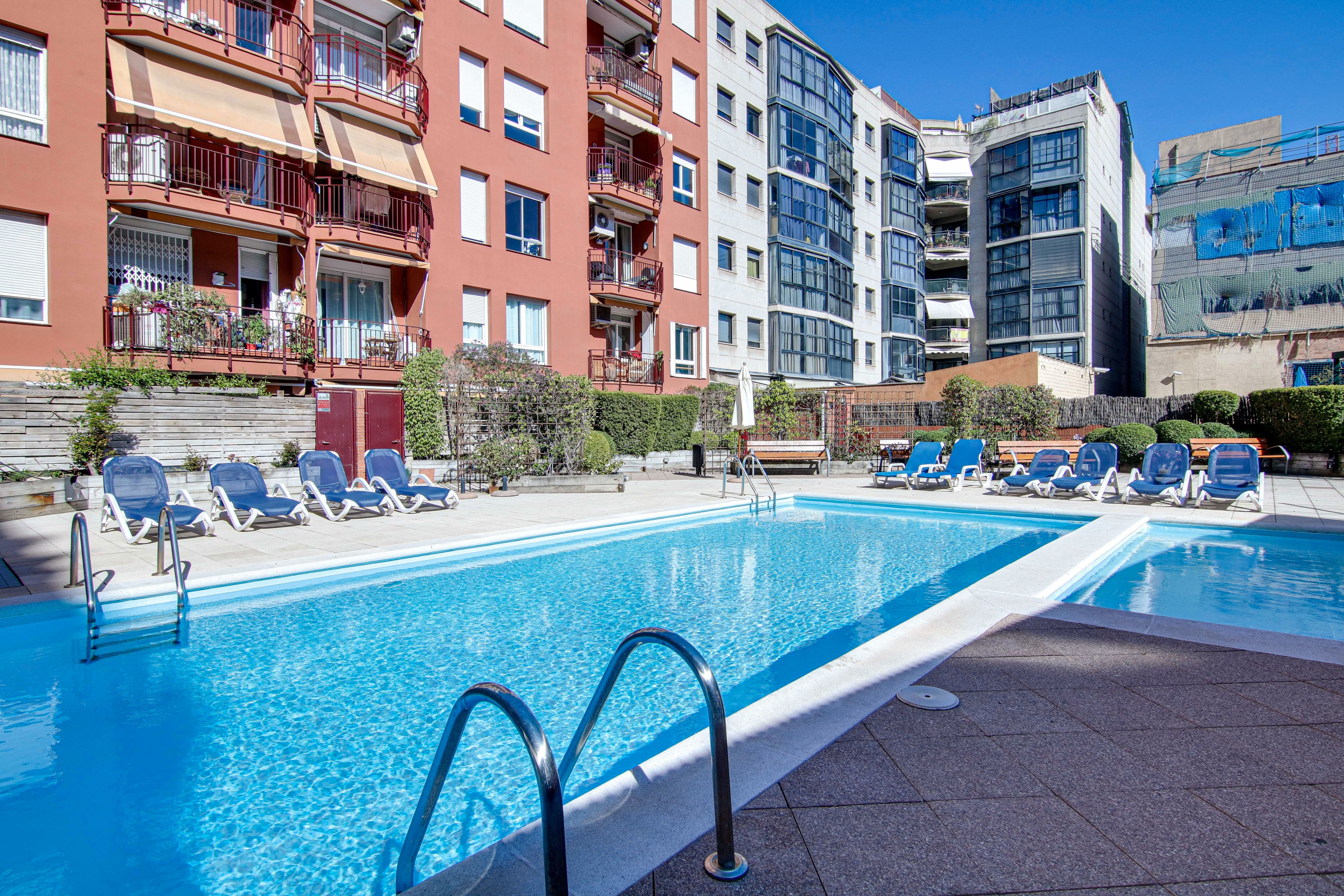 Swimming pool of Flat for sale in  Barcelona Capital  with Heating, Parquet flooring and Terrace