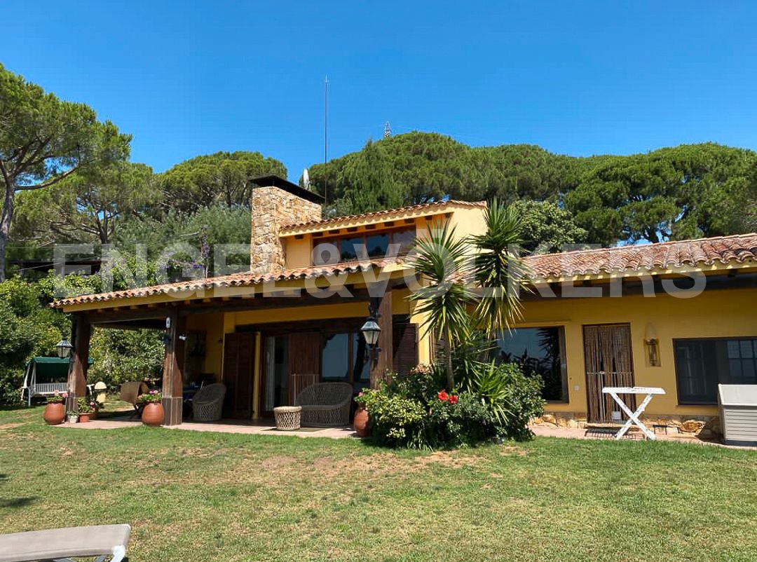 Vista exterior de Casa o xalet de lloguer en Sant Andreu de Llavaneres amb Calefacció, Jardí privat i Parquet