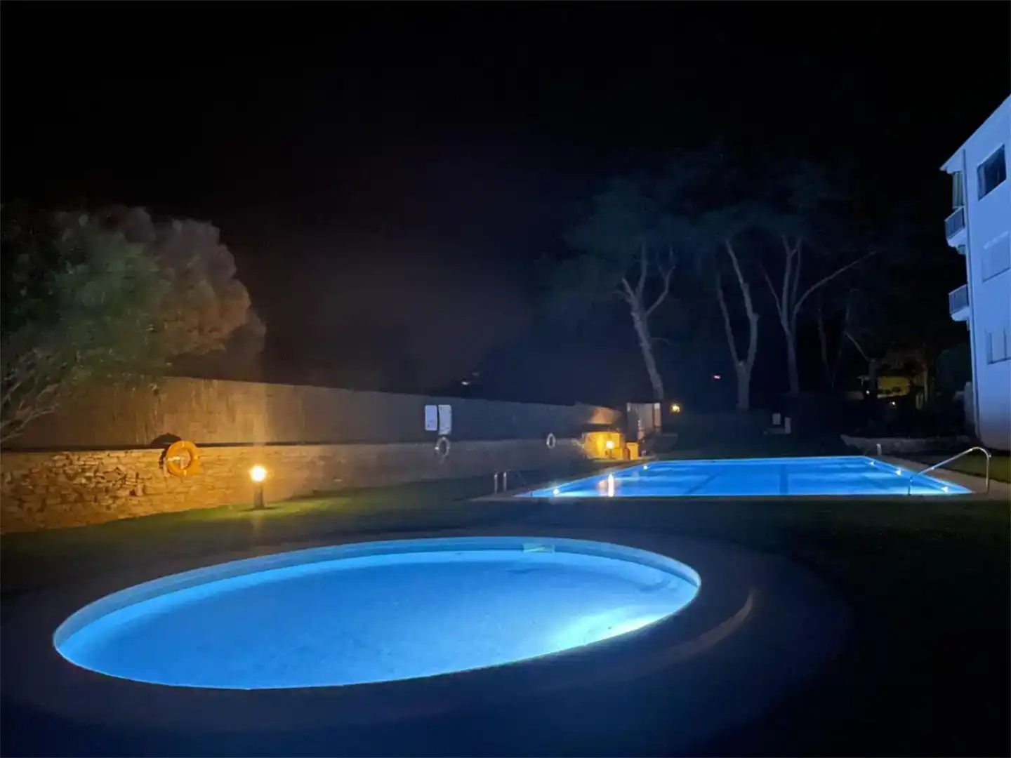 Schwimmbecken von Garage zum Verkauf in Begur