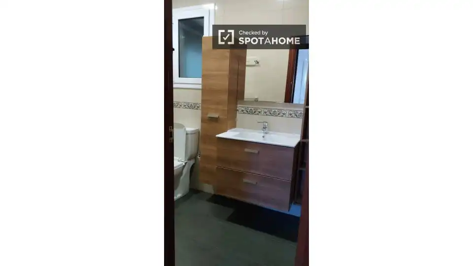 Baño de Piso para compartir en Barcelona con Aire acondicionado, Calefacción y Amueblado