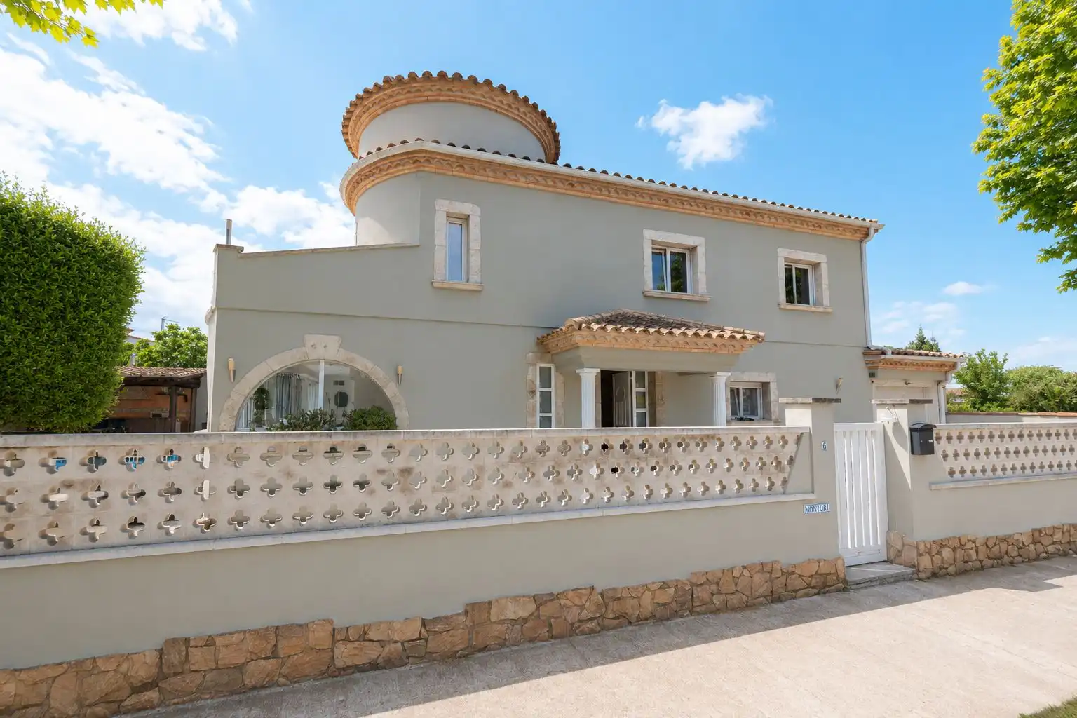 Vista exterior de Casa o chalet en venta en Empuriabrava con Terraza y Piscina