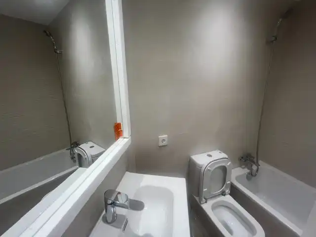 Badezimmer von Erdgeschoss zur Miete in Rubí mit Klimaanlage, Heizung und Parkett