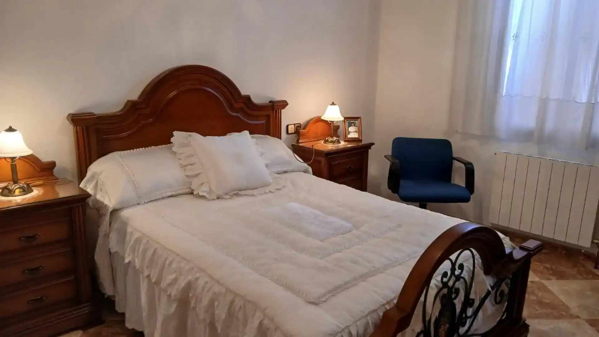 Dormitori de Casa o xalet en venda en Lopera amb Aire condicionat, Jardí privat i Traster