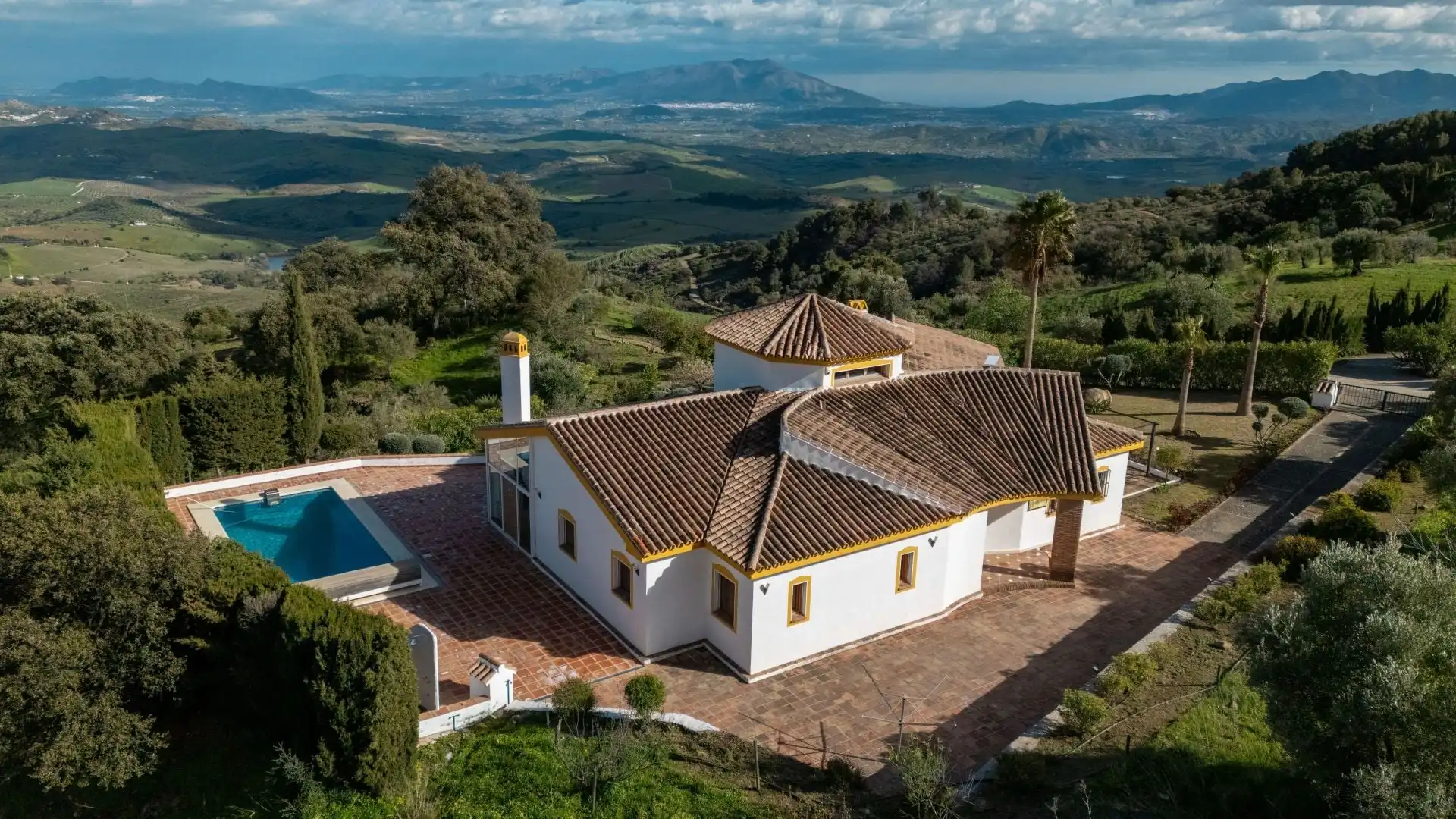 Vista exterior de Finca rústica en venda en Casarabonela amb Calefacció i Piscina