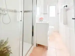 Baño de Piso para compartir en Móstoles con Calefacción, Amueblado y Horno