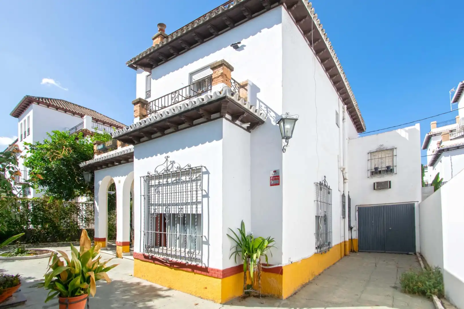 Vista exterior de Casa o xalet en venda en Sevilla amb Jardí privat i Terrassa