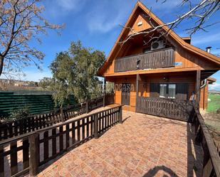 Vista exterior de Casa o xalet en venda en Alcaudete de la Jara amb Calefacció, Jardí privat i Moblat