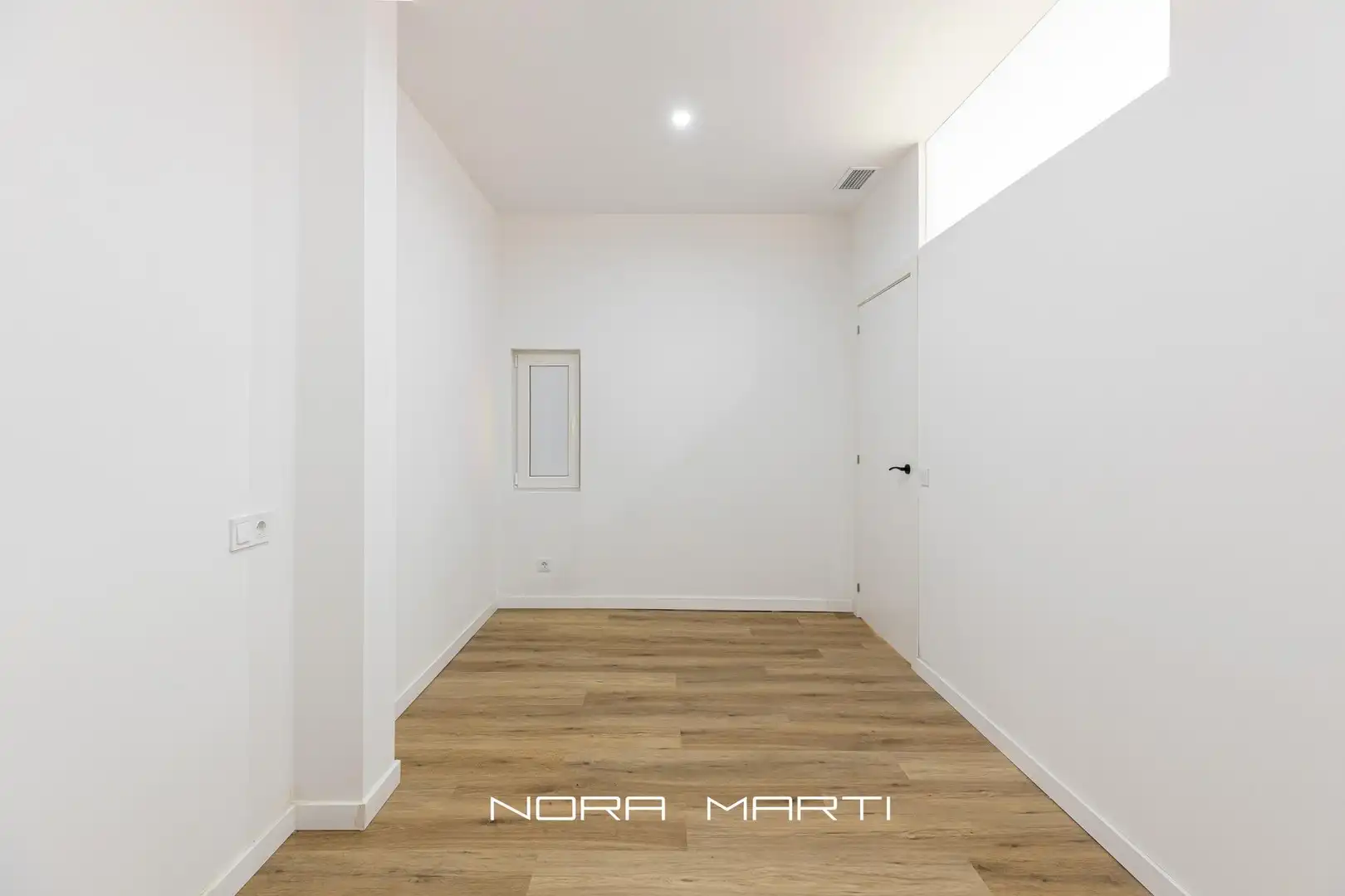 Ground floor for sale in Barcelona  with Air Conditioner and Alarm