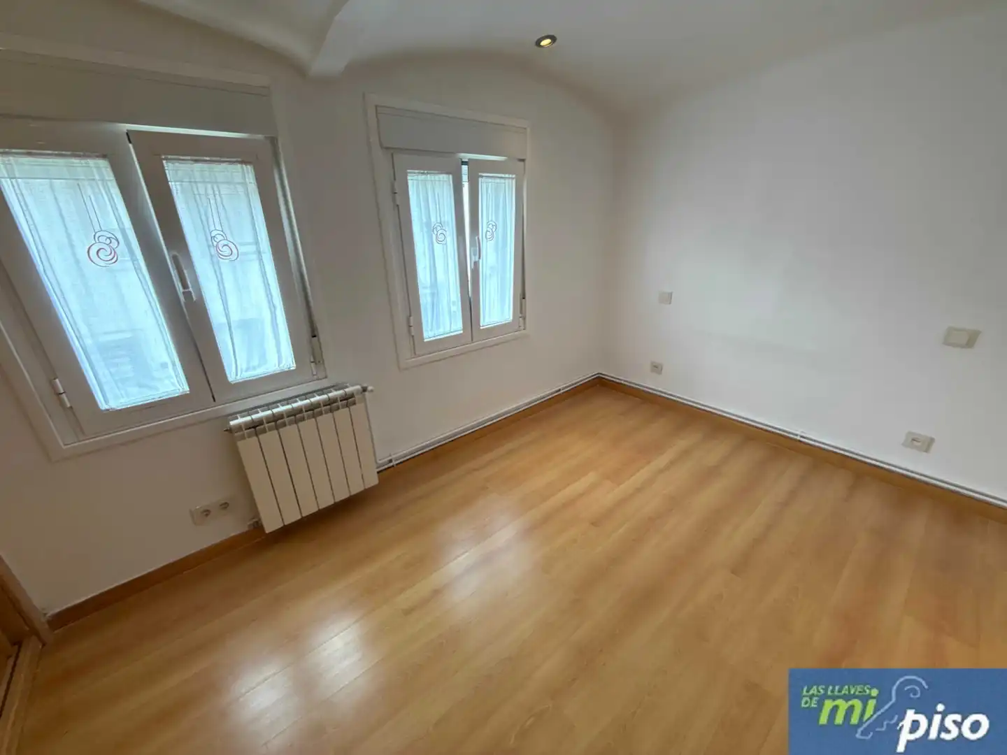 Dormitori de Casa adosada en venda en Cabezón de Pisuerga amb Calefacció, Jardí privat i Parquet