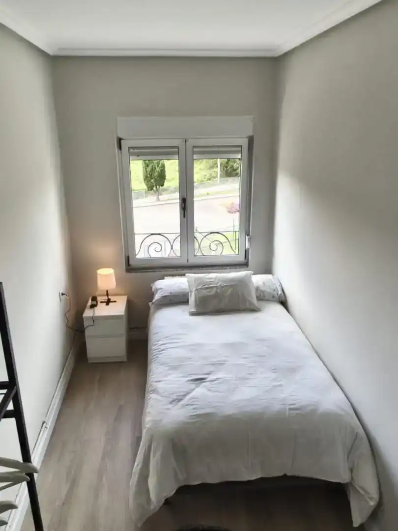 Bedroom of Flat for share in Castrillón  with Parquet flooring and Furnished