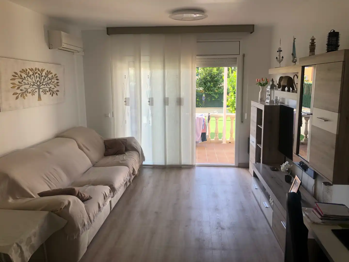 Wohnzimmer von Einfamilien-Reihenhaus zum Verkauf in Banyeres del Penedès mit Klimaanlage, Heizung und Privatgarten