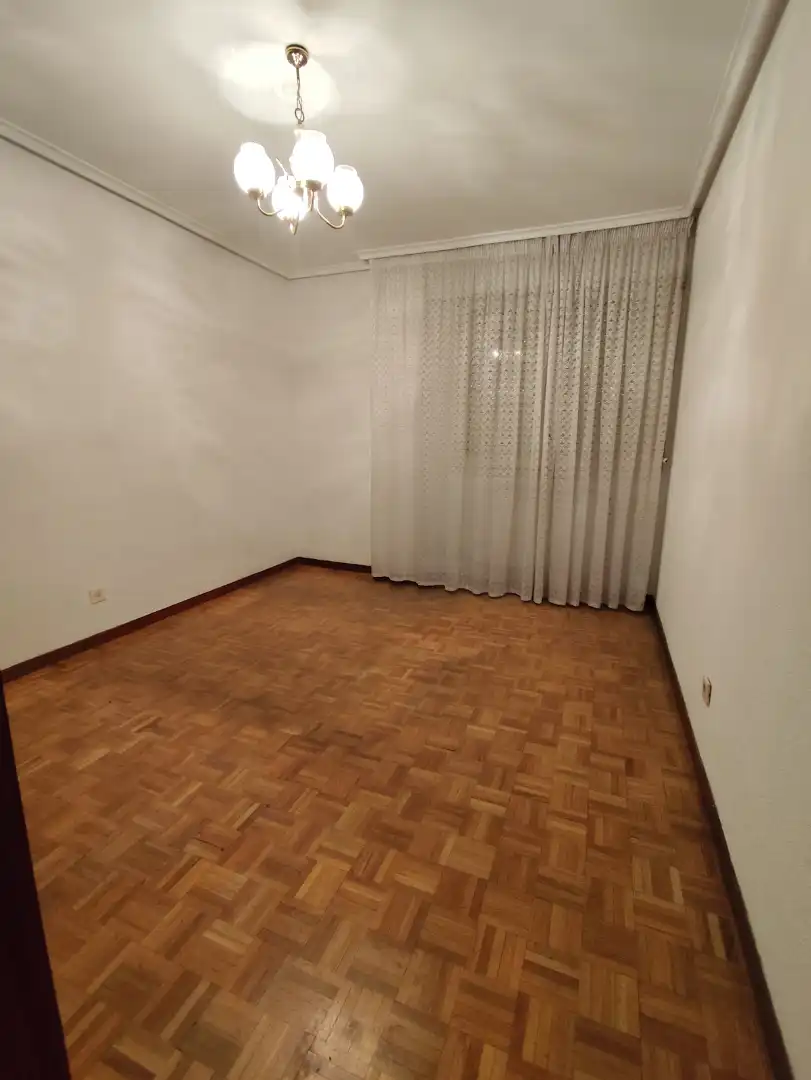 Dormitori de Pis en venda en Burgos amb Calefacció, Parquet i Terrassa