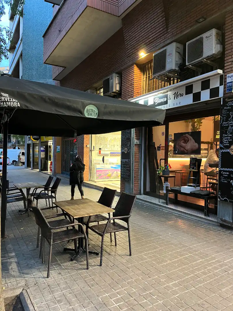 Vista exterior de Local en traspaso en Barcelona con Aire acondicionado, Calefacción y Parquet