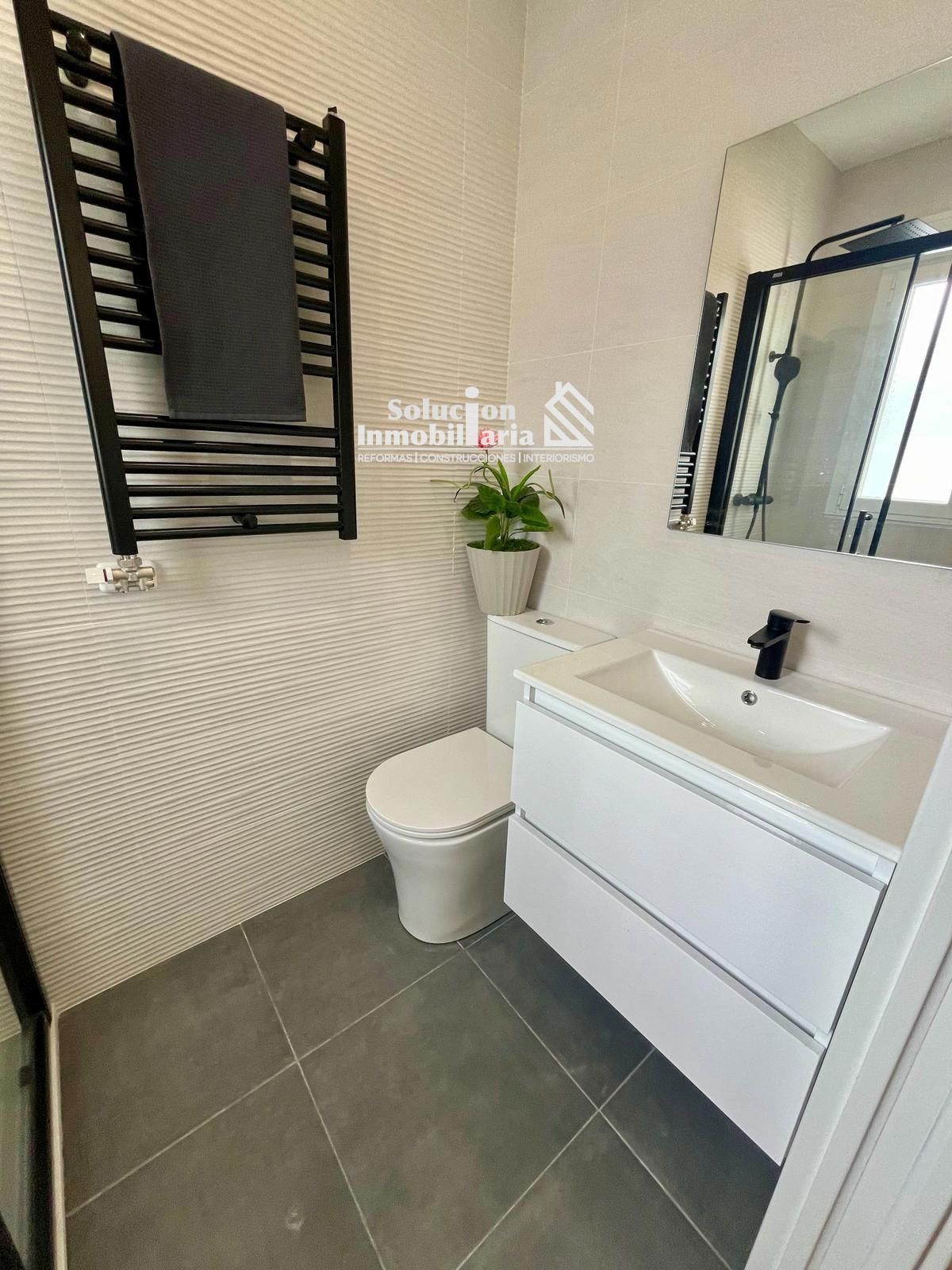 Bathroom of Flat for sale in Salamanca Capital  with Air Conditioner and Heating